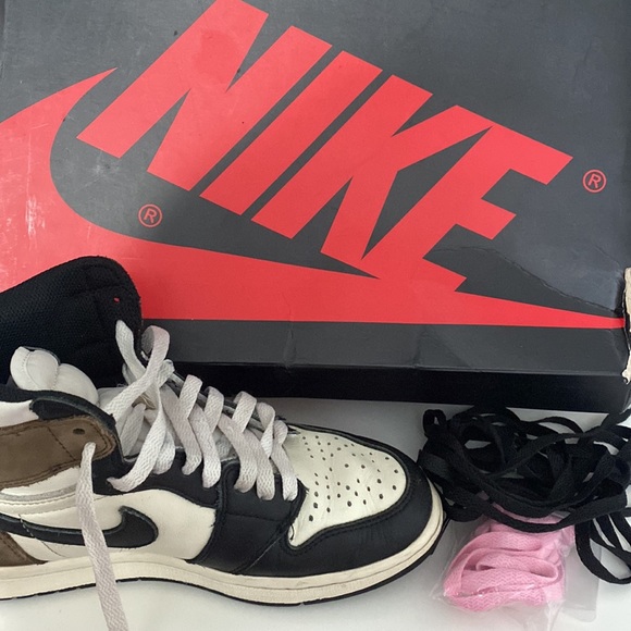 Jordan 1 mochas (used) - Picture 3 of 4